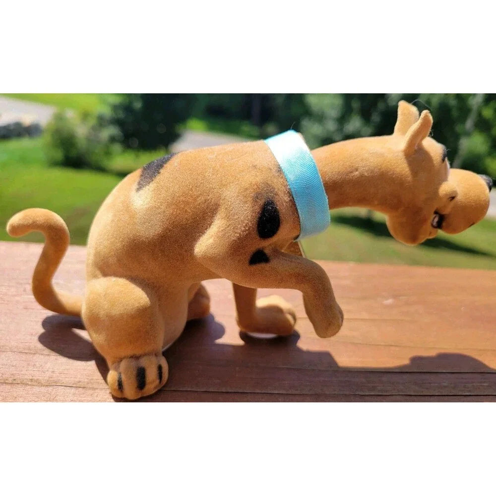 FLOCKED VELVET TEXTURE SCOOBY DOO HOLDING UP PAW COLLECTIBLE BOBBLE HEAD NODDER